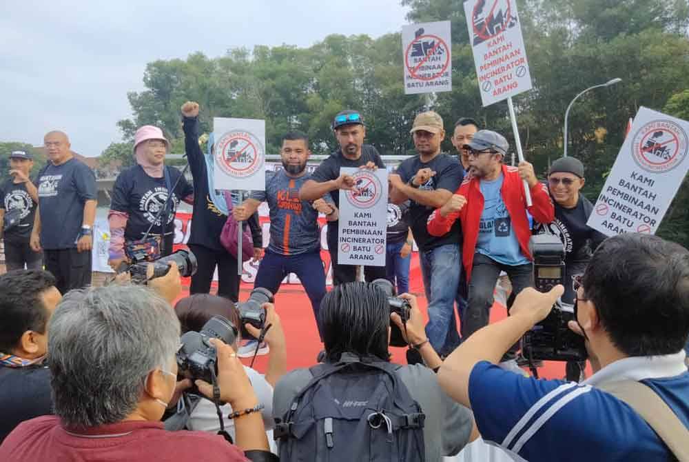 Pada Ahad, perhimpunan anjuran Jaringan RTI di tapak pasar tani, Medan Puteri Bandar Puteri pada kali ini turut dihadiri ADUN Kuang, Mohd Rafiq Abdullah.(tengah)