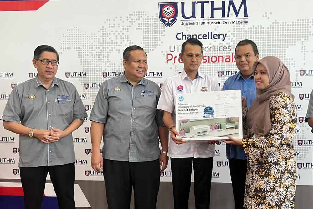 Mohd Fared (tiga dari kiri) hadir Majlis Penyerahan Memorandum Persefahaman (MoU) Pusat Pengajian Umum dan Kokurikulum (PPUK) Universiti Tun Hussein Onn Malaysia (UTHM) dan Perbadaban Islam Johor (PIJ), di Perpustakaan Tunku Tun Aminah UTHM pada Isnin.