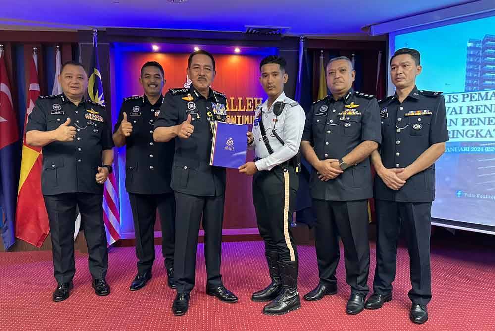 Muhammad Zulhairie (tiga dari kanan) menerima surat penghargaan daripada Muhamad Zaki (tiga dari kiri) di IPK.