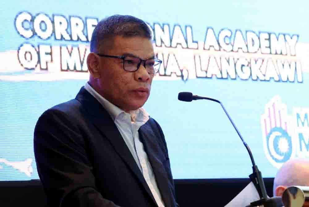 Saifuddin menyampaikan ucapannya pada Persidangan Pembetulan Wilayah Asean (ARCC) 'Transforming Corrections' di Langkawi. Foto Bernama
