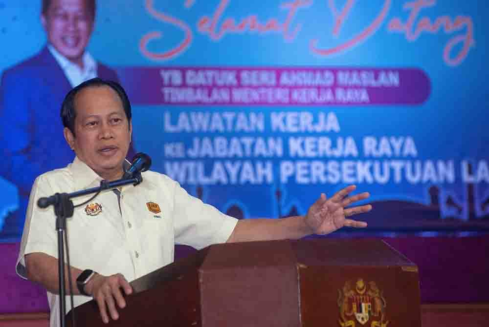 Ahmad Maslan menyampaikan amanat kepada warga JKR Labuan sempena lawatan kerja beliau di JKR Wilayah Persekutuan Labuan pada Isnin. - Foto Bernama