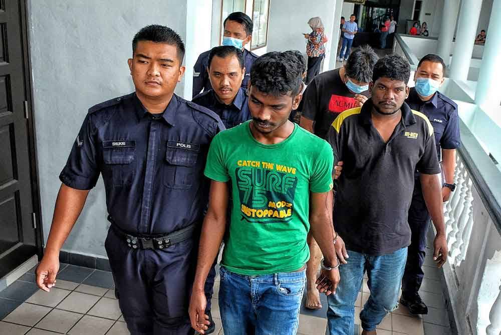 Tertuduh dua warga India (depan) dan dua rakyat tempatan dibawa keluar dari mahkamah.