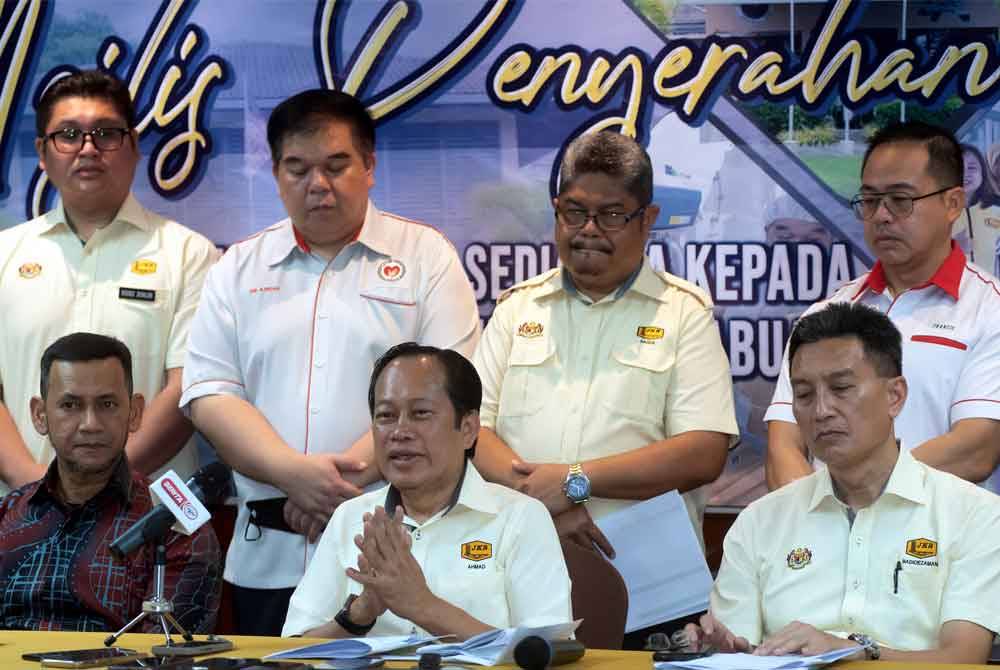 Ahmad (duduk, tengah) pada sidang media selepas Majlis Penyerahan Farmasi Steril Hospital Labuan. Foto Bernama