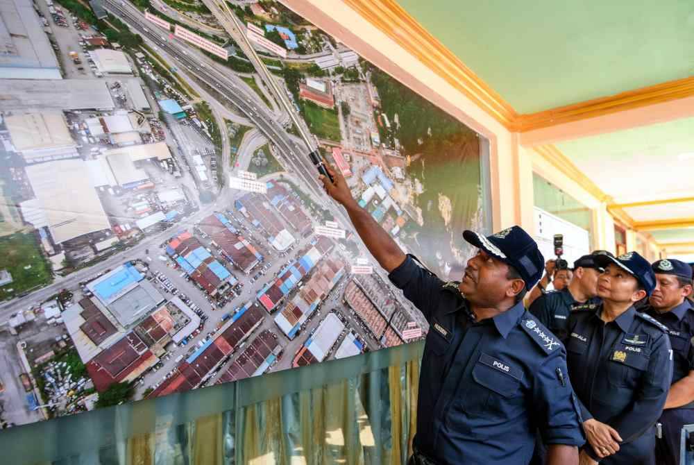 Hussein (kiri) menunjukkan jalan yang akan ditutup ketika sidang media sempena perayaan Thaipusam Op Palu 2024 di Martek, Batu Caves. Foto Bernama