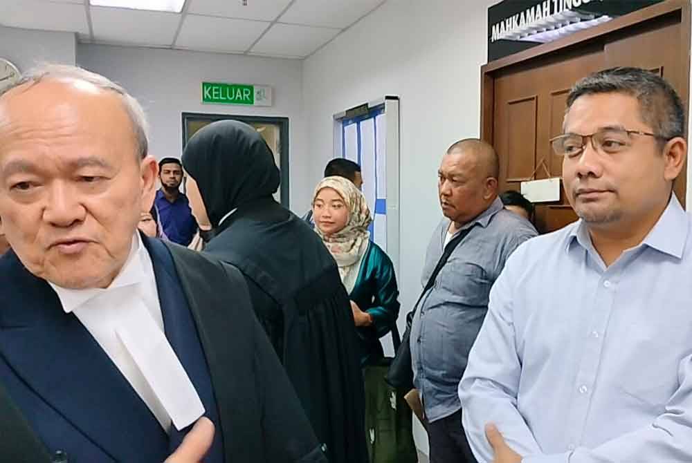 Idham Wazir (kanan) dan Kamarudin (kiri) ketika sidang akhbar di Mahkamah Tinggi di Menara Cyberport Johor Bahru pada Isnin.