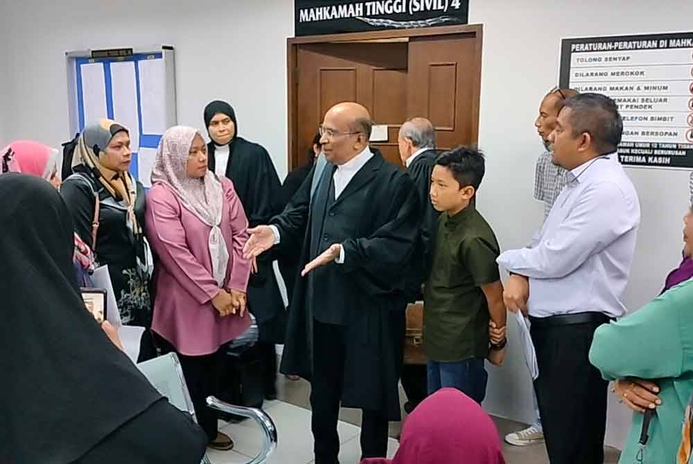 Keluarga mangsa pencemaran Sungai Kim Kim hadir ke Mahkamah Tinggi di Menara Cyberport Johor Bahru pada Isnin.