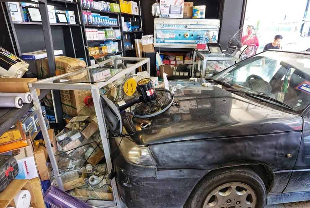 Kenderaan terperosok masuk ke dalam premis selepas dirempuh oleh sebuah kenderaan lain dalam kejadian di Plaza Mahkota Putatan.