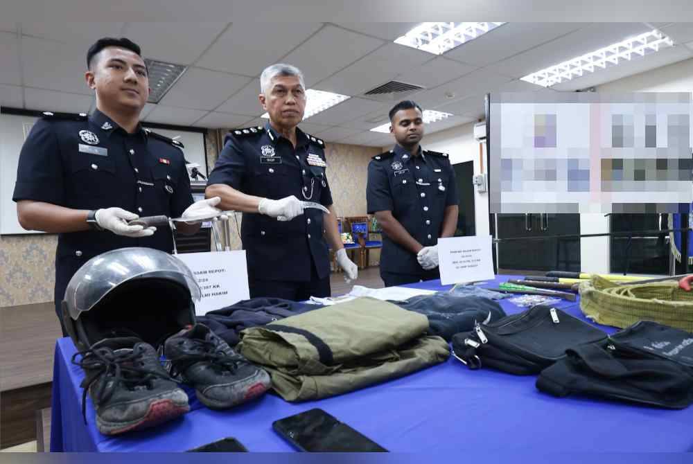 Mohamad Nasir (tengah) menunjukkan barangan yang dirampas daripada suspek.