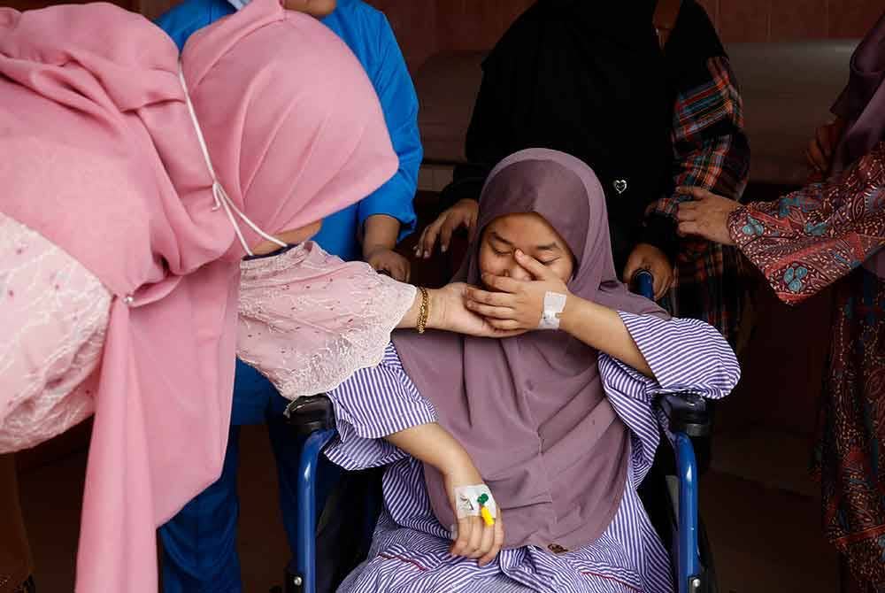 Nur Irdina Wafa ditenangkan ahli keluarga di Hospital Banting. Foto Bernama