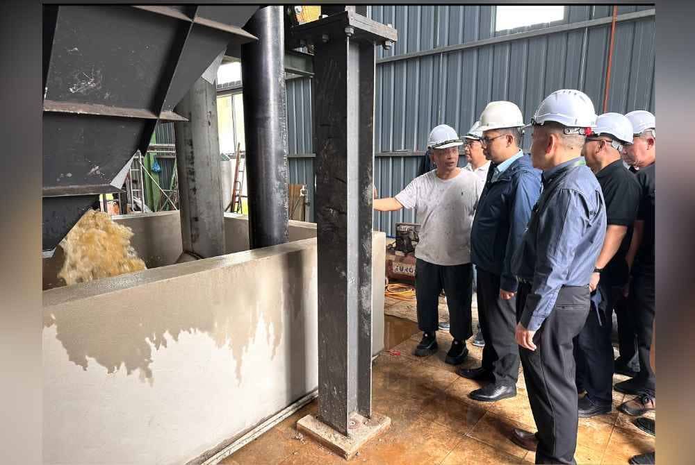 Akmal Nasrullah (dua dari kanan) melihat ke kawasan LRA Kampung Teluk.