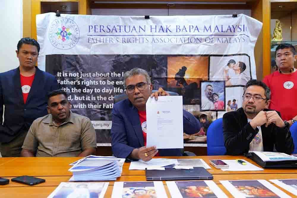 Malcolm menunjukkan surat jemputan kumpulan ajaran sesat yang berpangkalan di Trinidad dan Tobago (kiri) S.Lakshna Rau