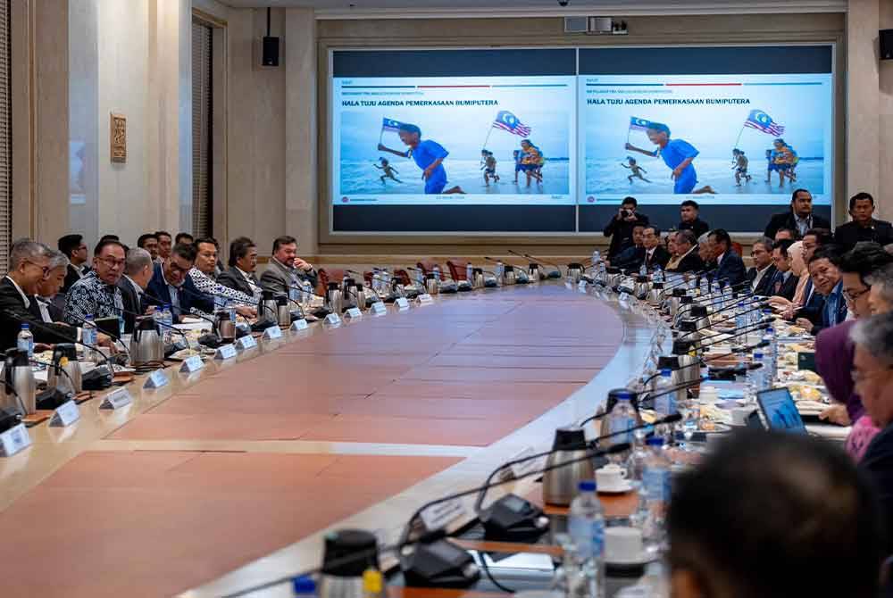 Anwar ketika mempengerusikan Mesyuarat Pra Majlis Ekonomi Bumiputera petang tadi. Foto Facebook Anwar Ibrahim