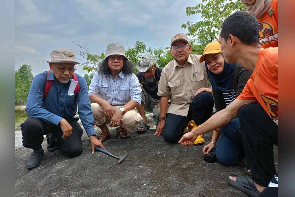 
Nizarulikram (tiga dari kanan) mengadakan lawatan tapak penemuan fosil karang purba dianggarkan berusia 300 juta tahun di Changkat Tualang di Kampar pada Isnin.
