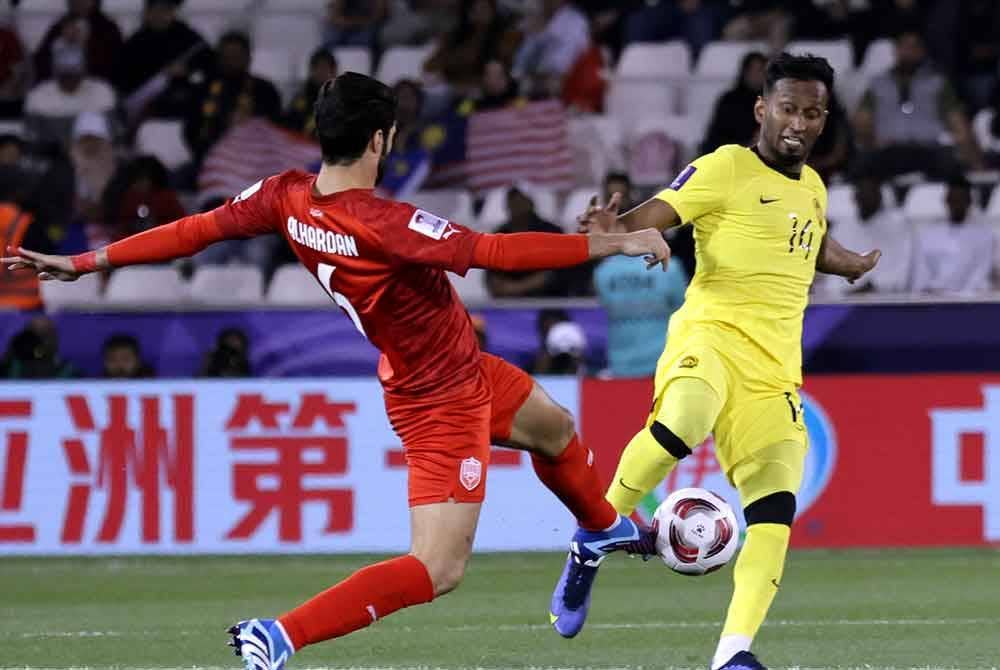 Syamer Kutty mengasak pemain Bahrain pada perlawanan di antara Malaysia menentang Bahrain peringkat kumpulan E Piala Asia 2023 di Stadium Jassim Bin Hamad pada Sabtu. Foto Bernama