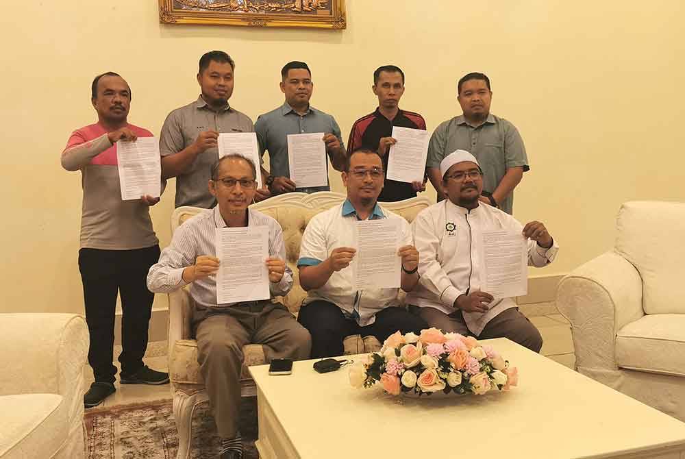 Wan Faizul (duduk, tengah) menunjukkan antara isu berbangkit yang akan dikemukakan menerusi memorandum yang akan diserahkan kepada Yang di-Pertuan Agong Al-Sultan Abdullah Ri'ayatuddin Al-Mustafa Billah Shah pada Selasa.