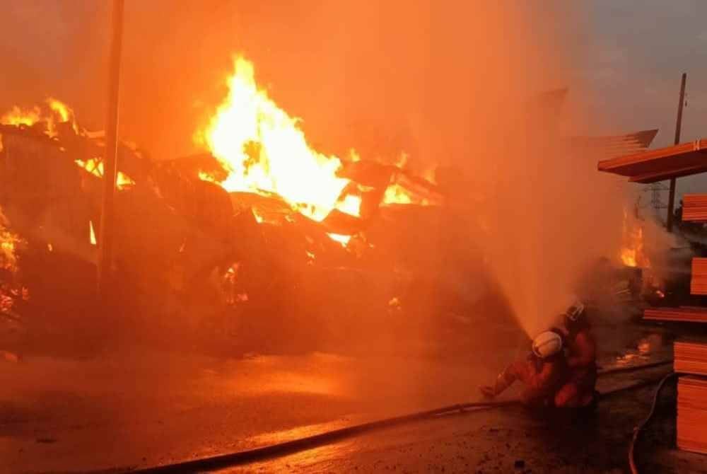 Anggota bomba bertungkus-lumus memadamkan kebakaran sebuah kilang kayu di Jalan Kerian, Sungai Jawi. Foto Jabatan Bomba dan Penyelamat Malaysia