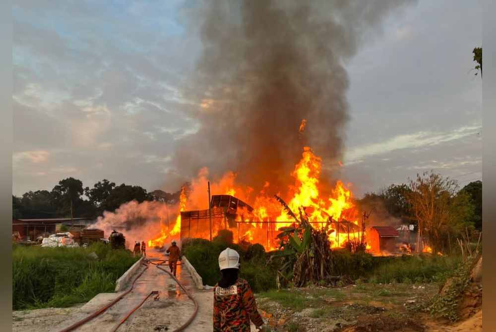 Operasi membabitkan lebih 100 pegawai dan anggota serta sembilan Pasukan Bomba Sukarela. Foto Jabatan Bomba dan Penyelamat Malaysia