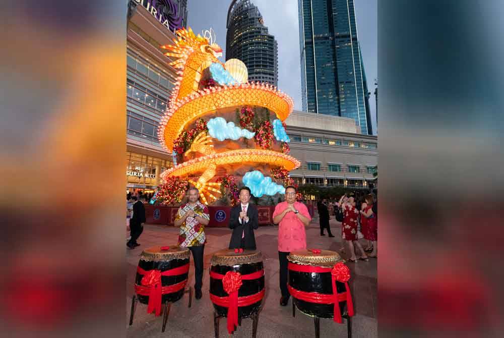 Ruang Esplanade KLCC dihiasai dekorasi majestik replika naga 3D setinggi 18 meter yang dinamakan ‘Dragon of Prosperity’.