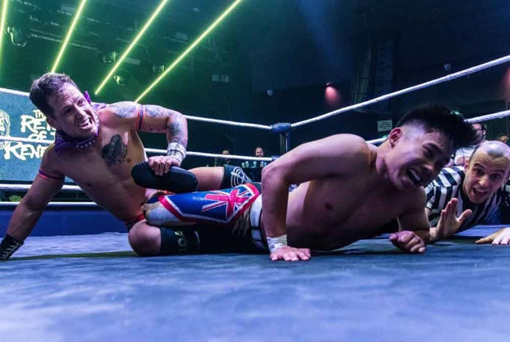 Emman (kanan) ketika menentang Robbie sebelum ini. Foto Renegades of Wrestling, Melbourne, Australia