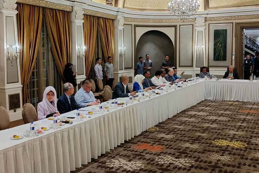 Anwar mempengerusikan Mesyuarat Majlis Perundingan Pimpinan Kerajaan Perpaduan kali pertama bagi tahun ini di Seri Perdana, Putrajaya.