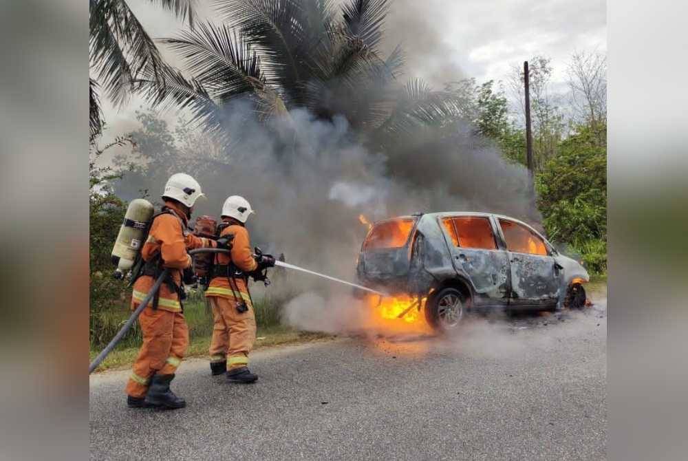 Dua wanita terselamat selepas berjaya melompat keluar dari kenderaan yang terbakar secara tiba-tiba.