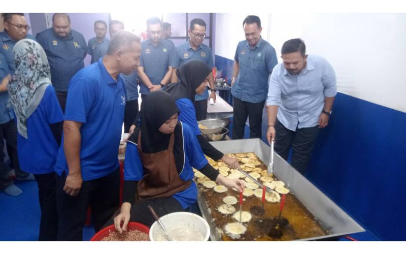 Manndzri mencuba pembuatan rempeyek secara moden yang dihasilkan Arena Traditional Food di Pasir Gudang, Johor.