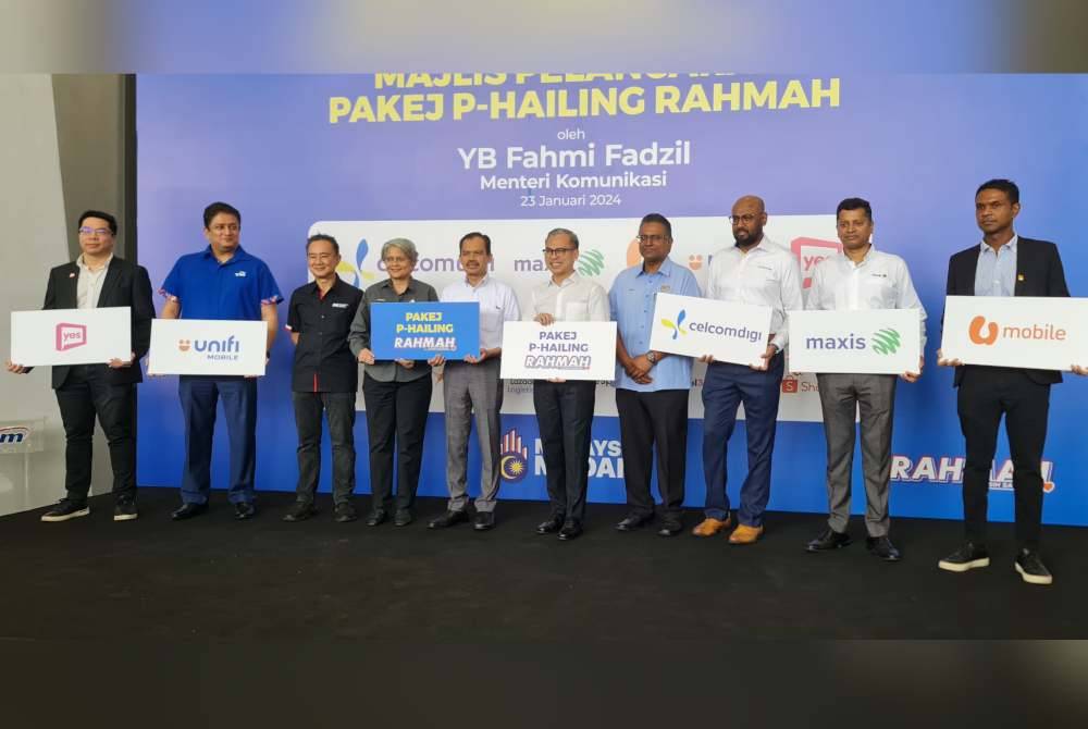 Fahmi (enam kiri) bersama wakil syarikat telekomunikasi yang terlibat dalam Pakej P-Hailing Rahmah.