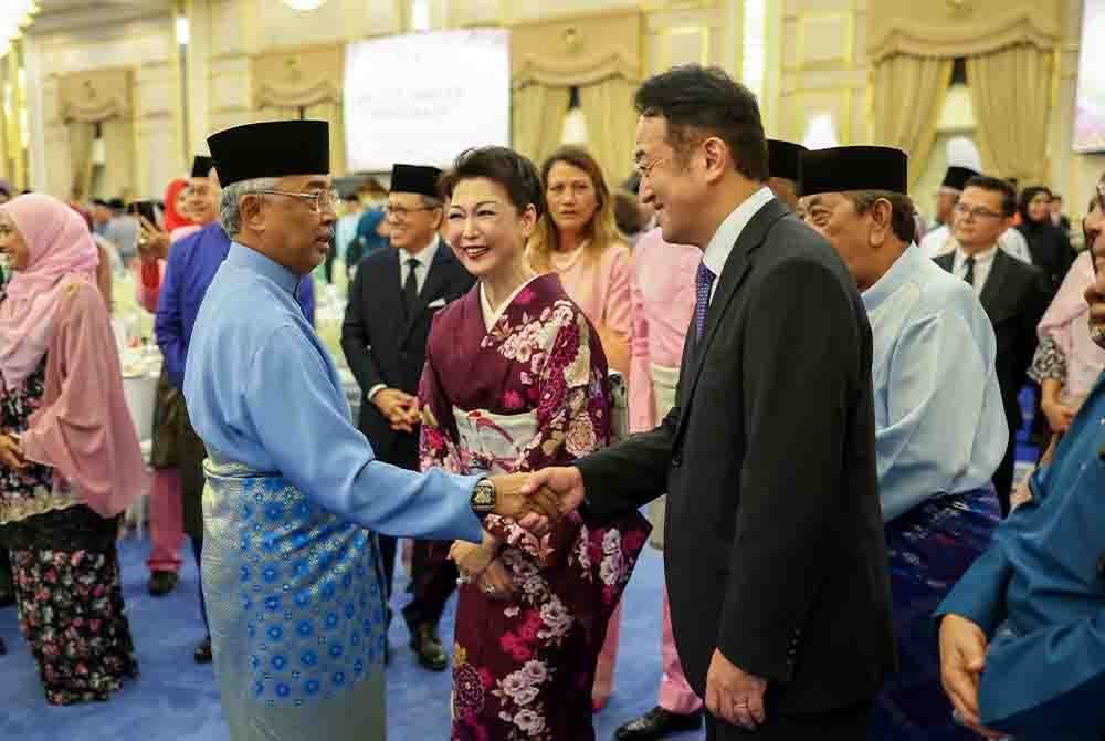 Al-Sultan Abdullah bermesra bersama tetamu Majlis Jamuan Teh Diraja Sempena Tamat Tempoh Pemerintahan Yang Di-Pertuan Agong ke-16 di Istana Negara pada Sabtu lalu.