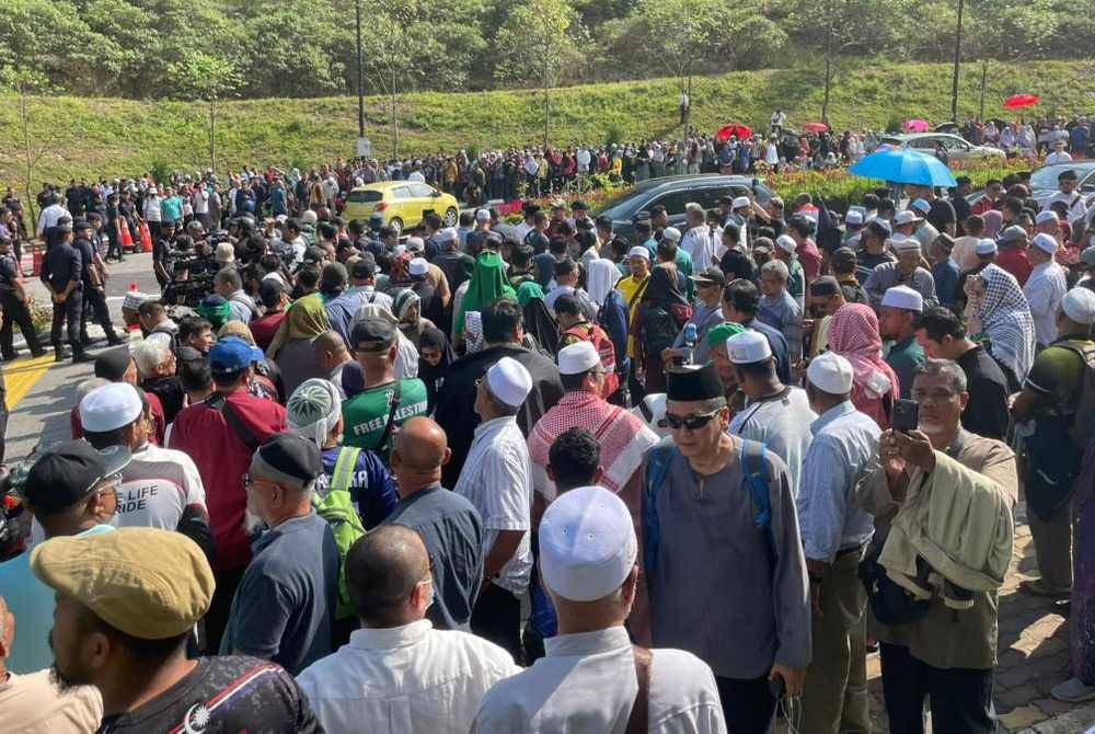 Suasana orang ramai berhimpun di Pintu Dua Istana Negara bagi menyatakan soladariti terhadap nasib yang menimpa rakyat ketika ini.