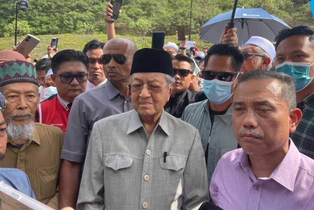Tun Dr Mahathir bersama orang ramai di pintu dua Istana Negara pada Selasa.