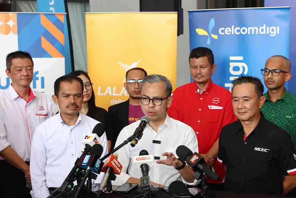 Fahmi (depan, tengah) mengadakan sidang media selepas menyempurnakan Majlis Pelancaran Pakej P-Hailing Rahmah di pekarangan Auditorium Seri Angkasa, Angkasapuri pada Selasa. Foto Bernama