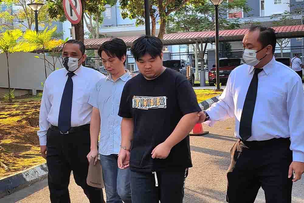 Kedua-dua tertuduh diiring polis ketika hadir ke mahkamah.