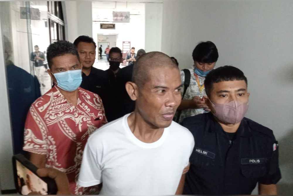 Mamat (tengah) dibawa keluar dari Mahkamah Majistret Johor Bahru pada Selasa atas pertuduhan memiliki dan mengambil dadah.