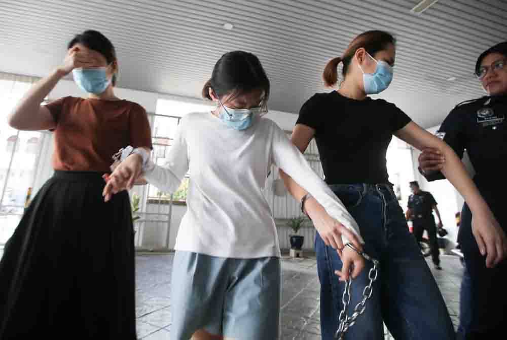 Tiga tertuduh wanita juga mengaku tidak bersalah kerana mempromosikan perjudian dalam talian.