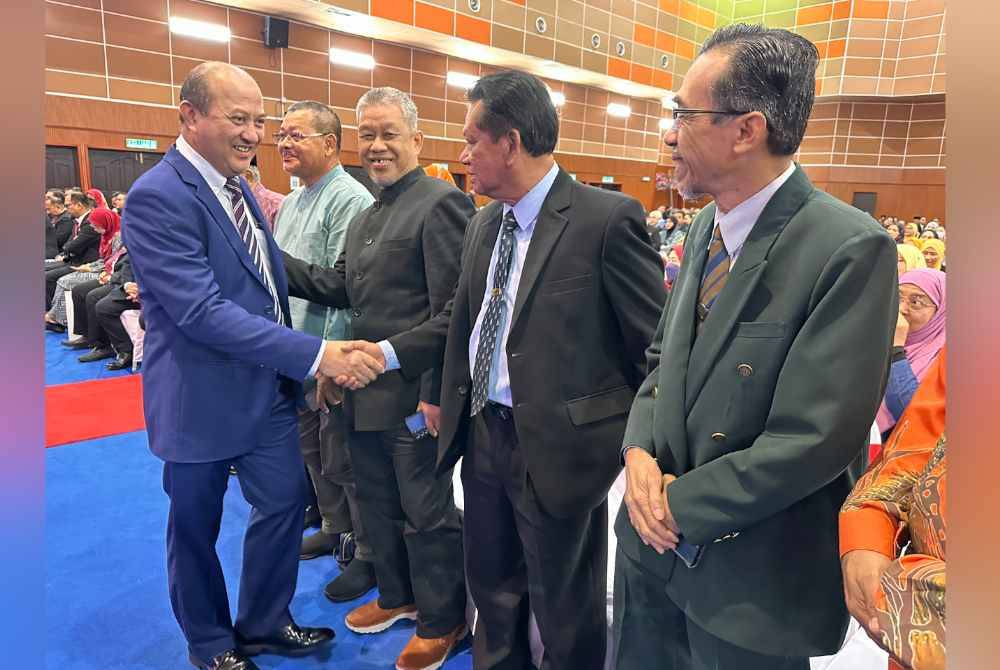 Mohd Zahari (kiri) beramah mesra dengan pegawai dan kakitangan POLYCC.