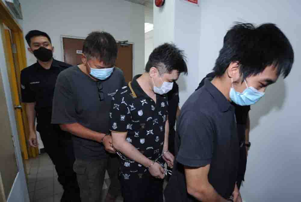 Cheng Wei (tengah) dan dua rakannya dihadapkan ke Mahkamah Majistret di Johor Bahru pada Selasa atas pertuduhan mengedar dadah
