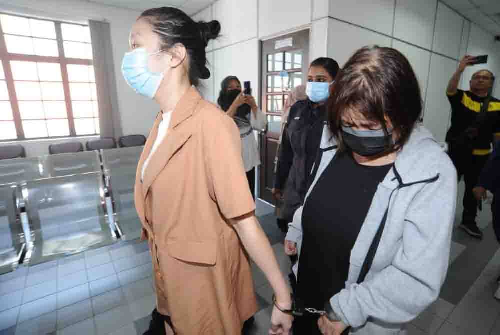 Dua tertuduh wanita dihadapkan ke Mahkamah Majistret di Johor Bahru pada Selasa atas pertuduhan mengedar dadah.