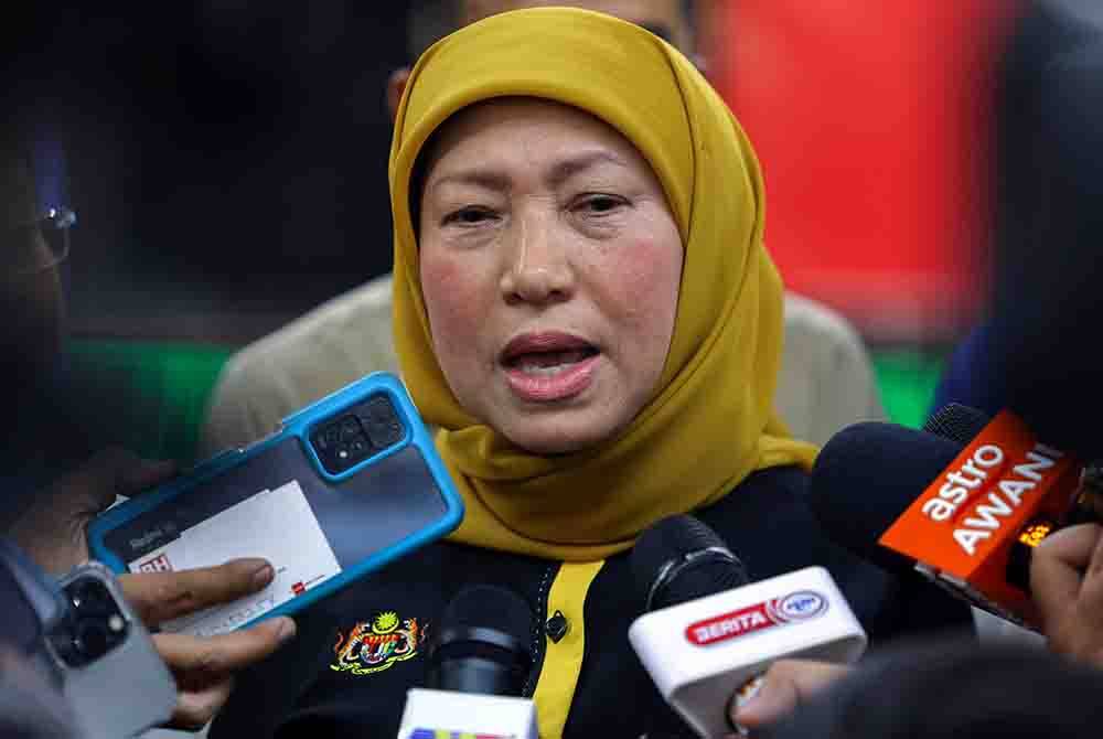 Nancy bercakap kepada pemberita selepas menyampaikan sumbangan pada program Back to School di Sekolah Kebangsaan Tanjung Bako pada Selasa. Foto Bernama