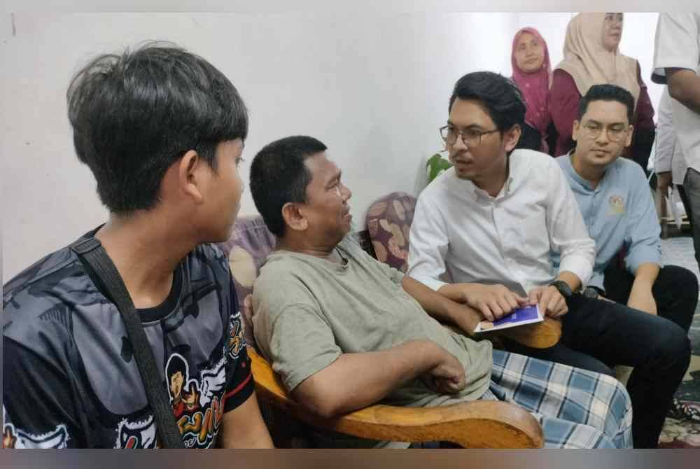Dari kanan Mohammed Taufiq dan Kamil ketika melakukan lawatan menziarahi Arman (dua kiri) dan Aiman Ikhwan (kiri sekali).