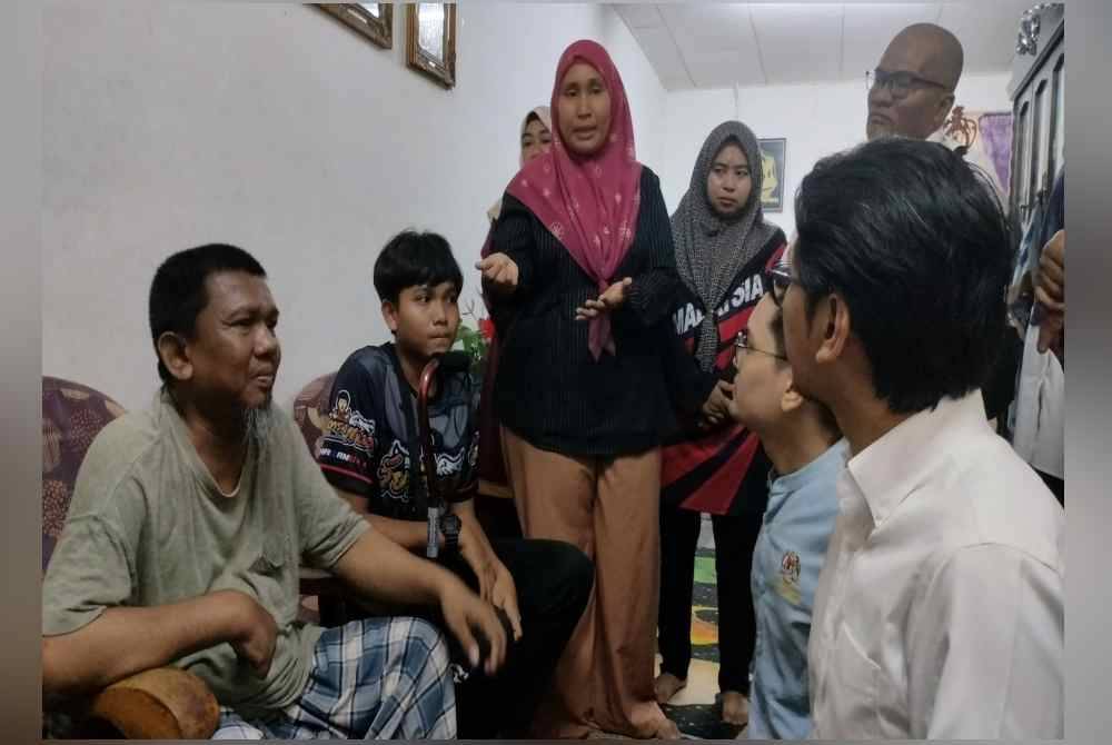 Arman (kiri) bersama Aiman Ikhwan ketika menerima kunjungan Kamil (kanan) pada Isnin.
