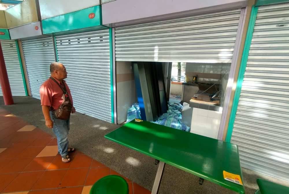 Ramai peniaga menolak tawaran berniaga tempat baharu kerana ruang kedai agak sempit.