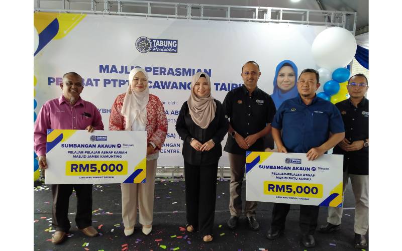 Norliza (tiga dari kiri) turut menyampaikan sumbangan zakat PTPTN berjumlah RM10,000 untuk asnaf di Mukim Batu Kurau dan kariah Masjid Jamek Kamunting.