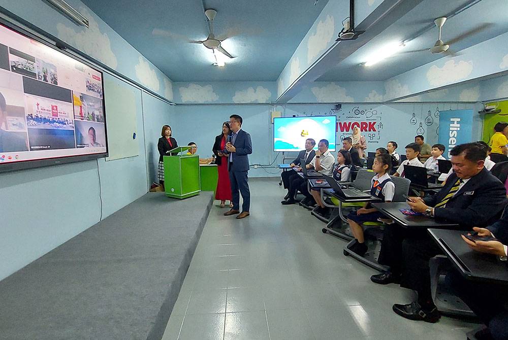 Kah Woh berinteraksi bersama guru Sekolah Haixin, China pada sesi PdP hibrid sempena DIMIX@Karnival Digital pada Selasa.