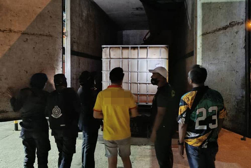 Ops Tiris dilaksanakan KPDN Pulau Pinang pada jam 12 tengah malam selepas Unit Risik KPDN Pulau Pinang mendapat maklumat berhubung aktiviti penyelewengan minyak diesel yang dilakukan.