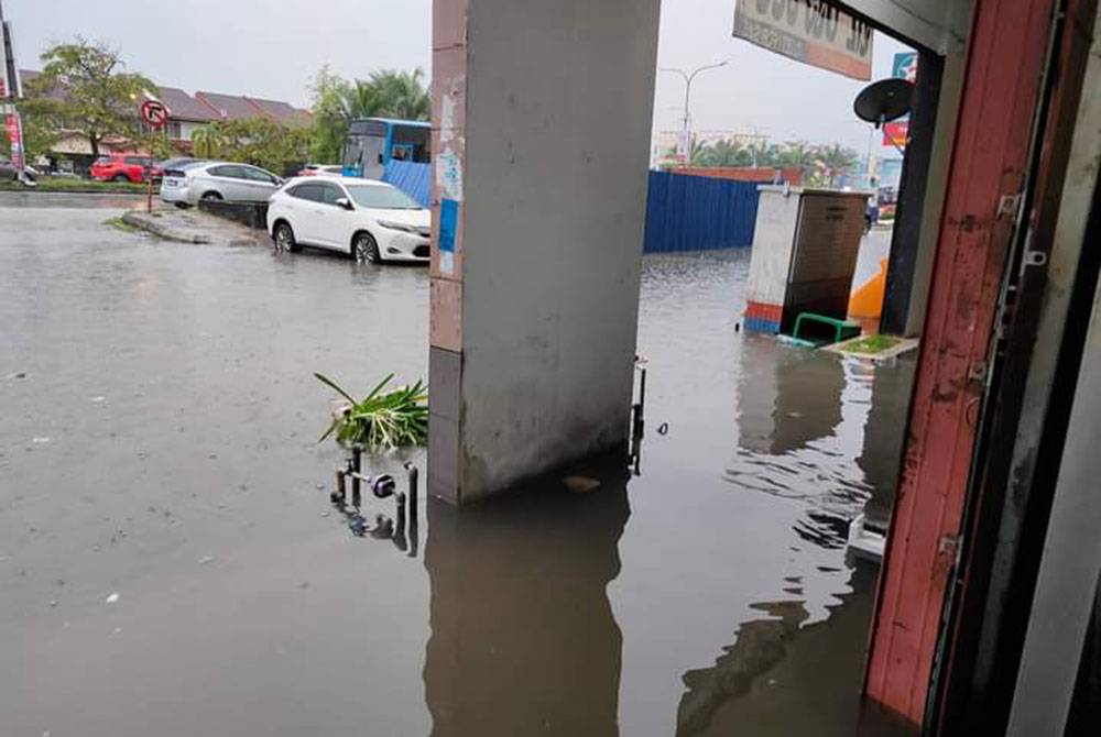 Gambar banjir kilat di Bayu Perdana dikongsi pengguna Facebook, Sumi Ni pada Selasa.