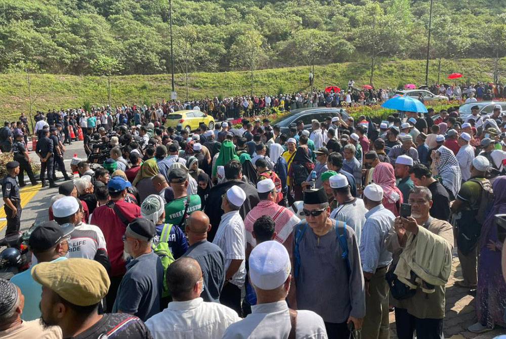 Suasana orang ramai berhimpun di Pintu Dua Istana Negara bagi menyatakan soladariti terhadap nasib yang menimpa rakyat ketika ini.