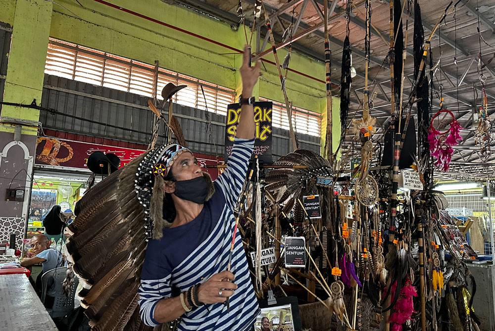Kedai menjual pelbagai hiasan Orang Asli di Pasar Siti Khadijah.
