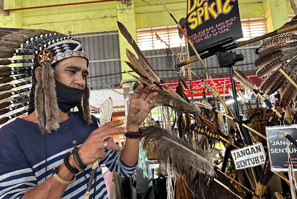 Hiasan-hiasan yang menggunakan pelepah burung.