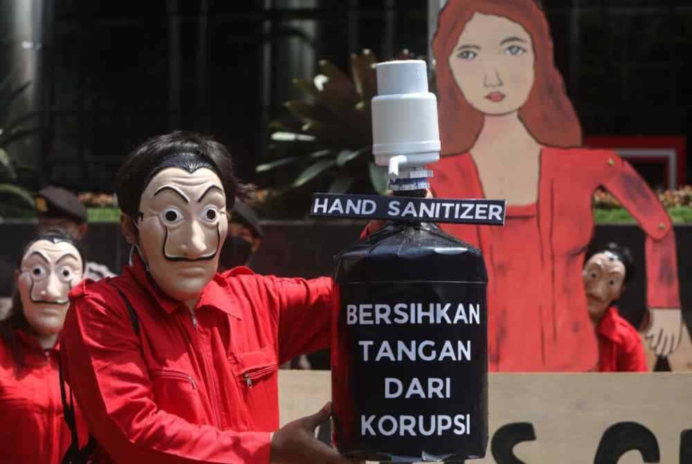 Aktivis antirasuah mengadakan protes membantah amalan korupsi yang semakin membimbangkan di Indonesia.