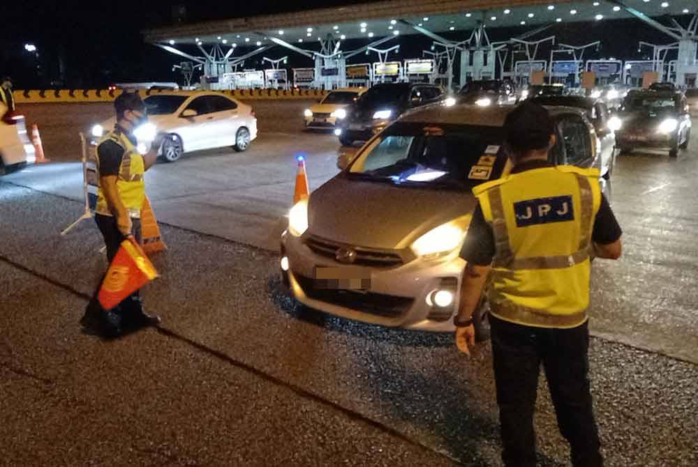 Anggota JPJ menjalankan pemeriksaan terhadap beberapa kenderaan dalam operasi bersepadu berdekatan Plaza Tol Puchong Selatan pada Selasa. FOTO MOHD HALIM ABDUL WAHID